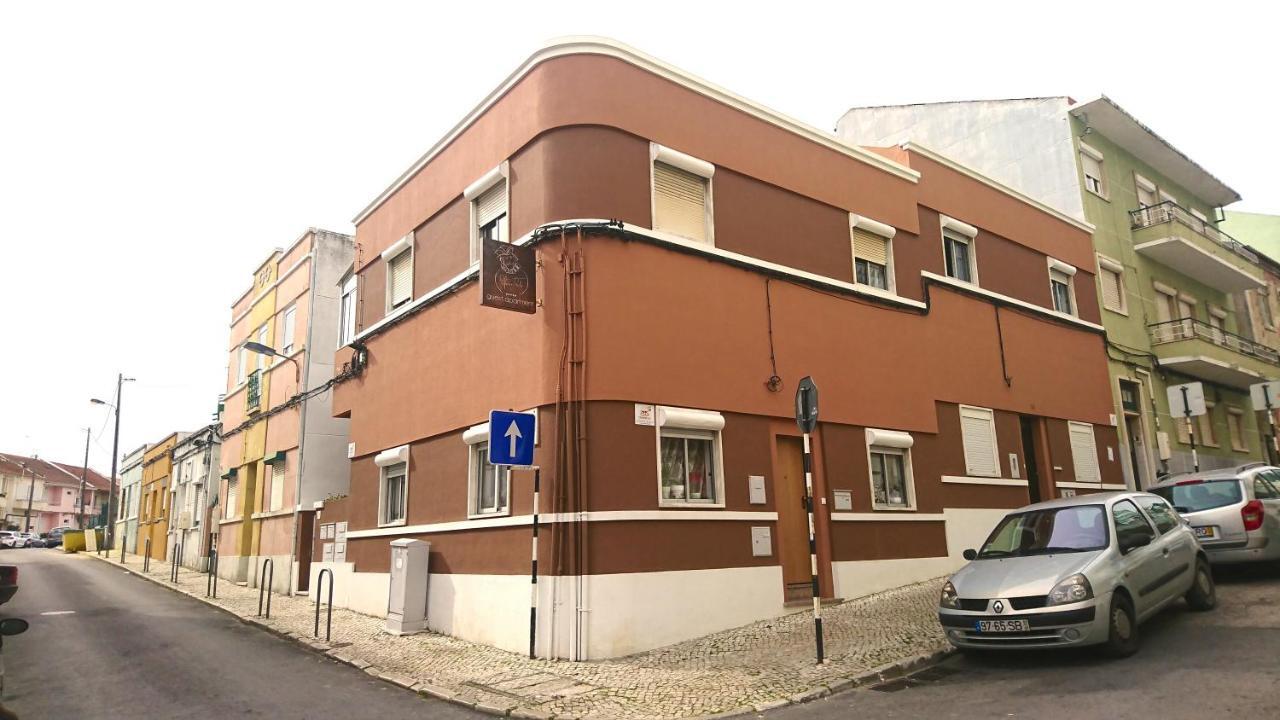 Afonso Galo Guest Apartments I Almada Esterno foto